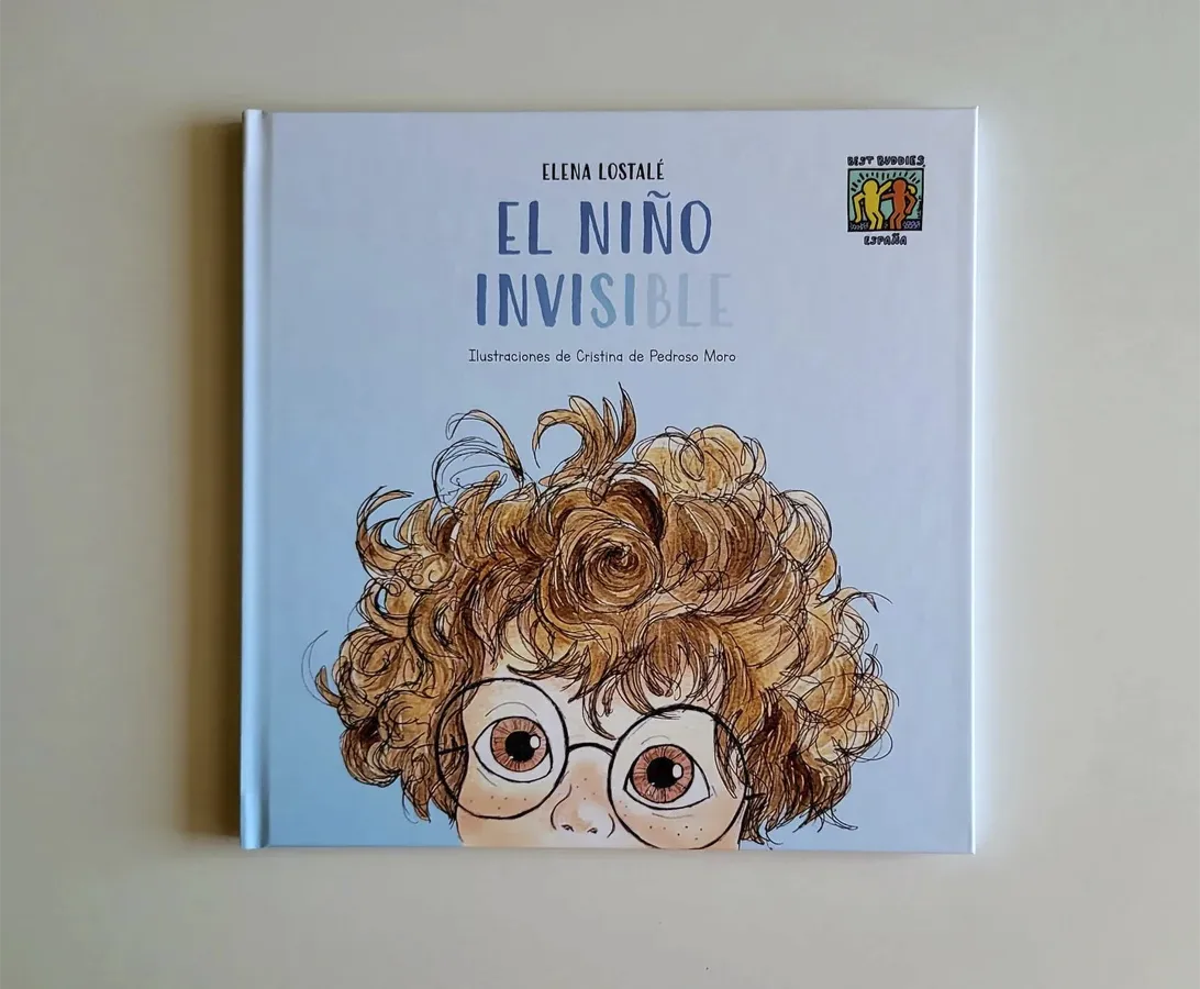 habitación de un niño con cuentos infantiles y el cuento El niño invisible en una mesa rodeado por un río y ensoñaciones de narrativas para niños